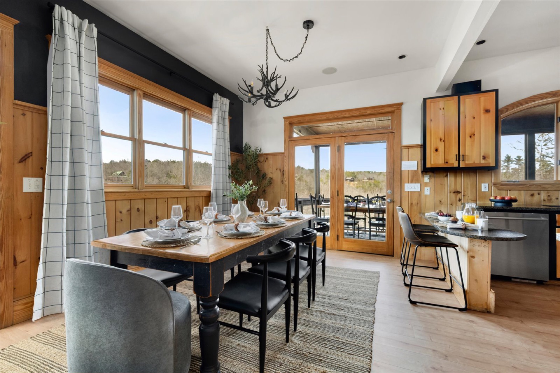 Dining Room & Breakfast Bar
